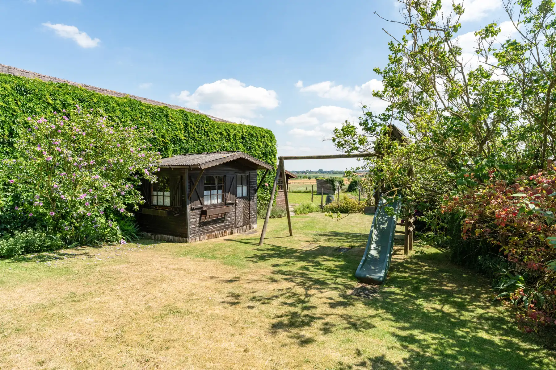 Ruime woning met loods foto 22