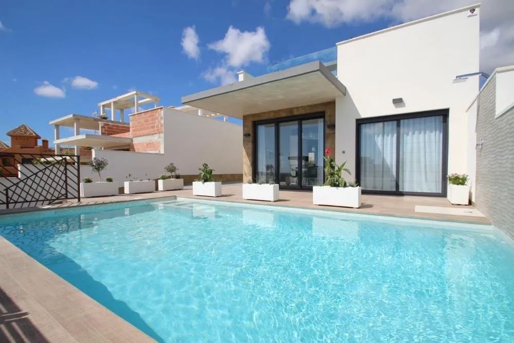 Stap binnen in jouw nieuwe luxe villa aan de Costa Cálida – slechts 1 km van het strand van Playa Honda! foto {{pictureIndex}}