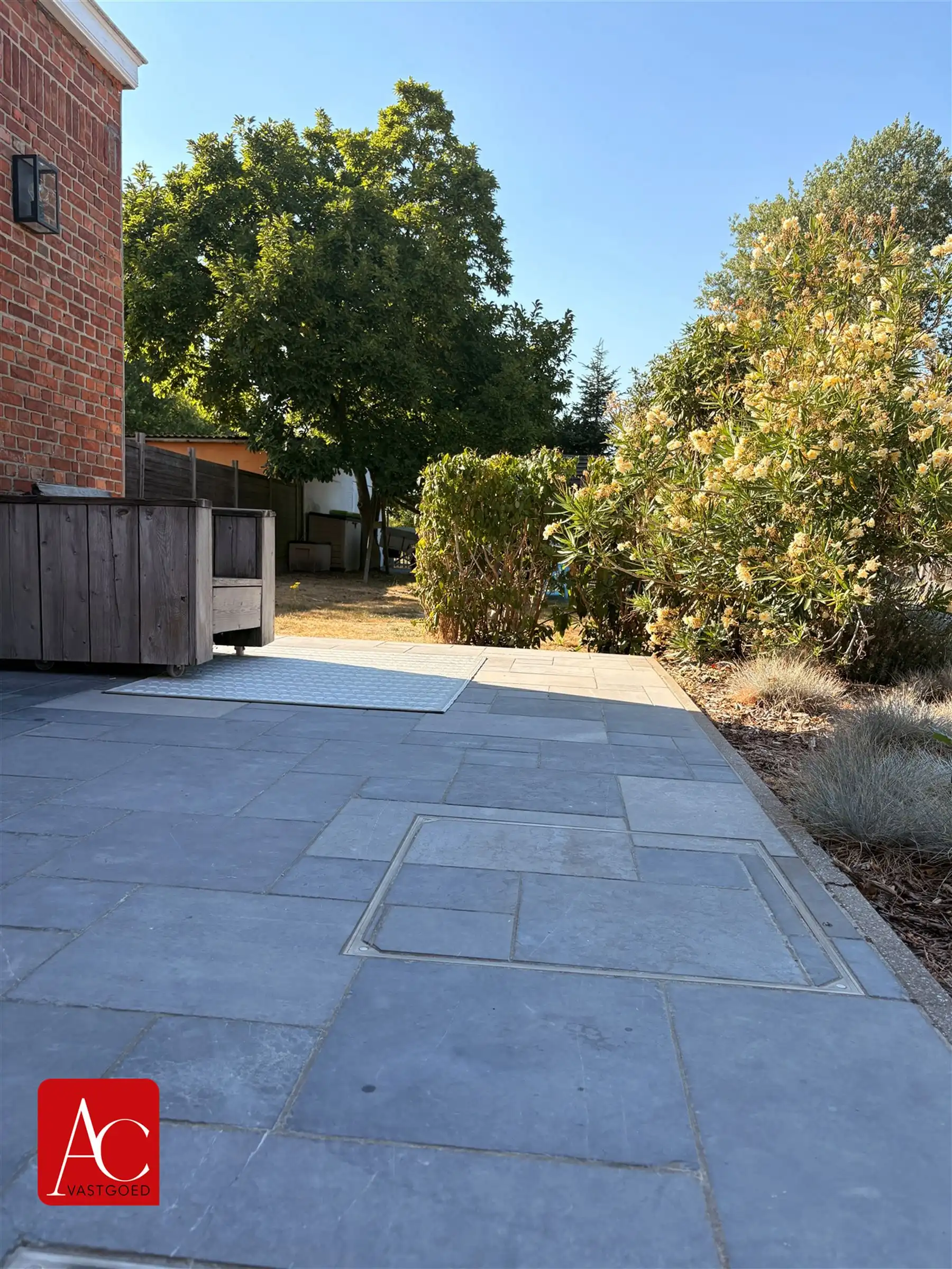 Halfopen bebouwing met 2 slpks en tuin met vergezicht foto 24