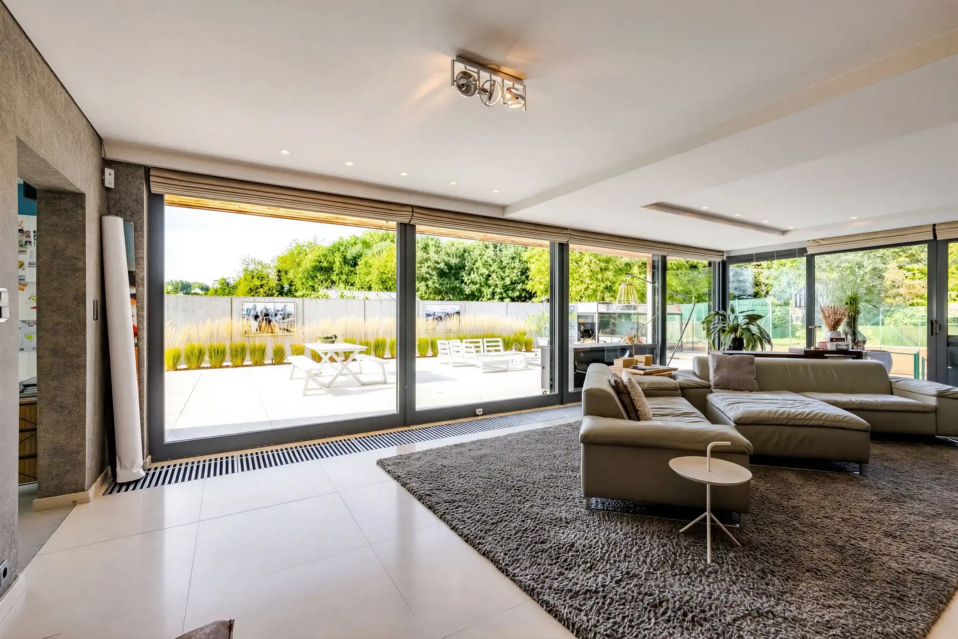 Exclusieve woning met 5 slaapkamers, tennisplein, poolhouse en ruime tuin foto 6