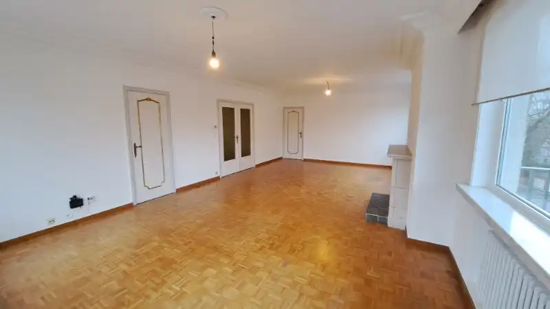 Ruim en lichtrijk 2-slaapkamerappartement met terras te koop in Sint-Michiels Brugge foto 2
