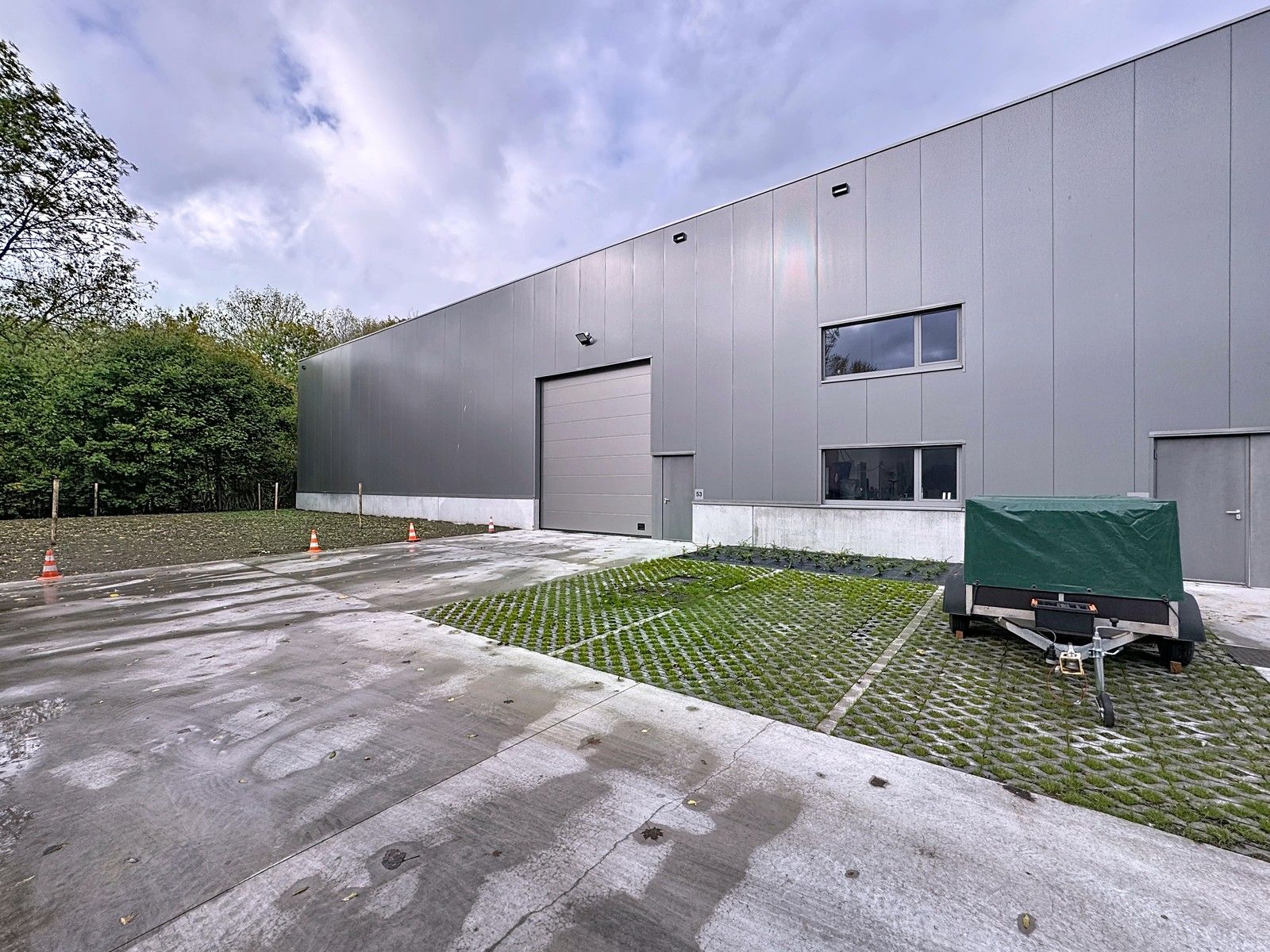 NB MAGAZIJN (456m²) met elektrische sectionaalpoort en sanitair blok te huur op industriezone "Herdersbrug" te 8000 Brugge foto {{pictureIndex}}