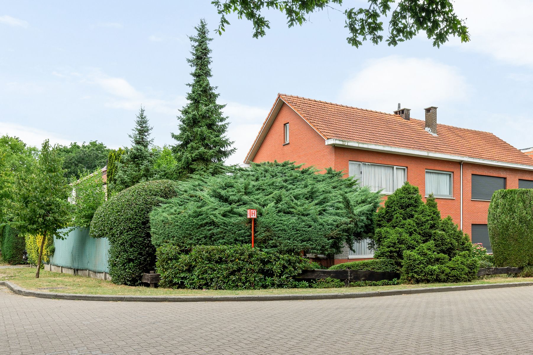 Hoofdfoto van de publicatie: Te renoveren woning met garage vlakbij het centrum.