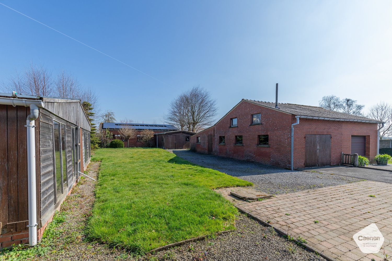 UITNODIGENDE BUNGALOW met 3 mooie slaapkamers, garage en een perceel van 1238 m² foto 3