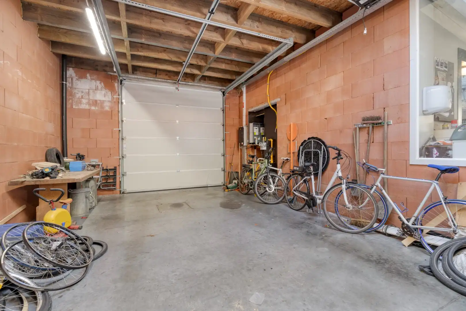 Commercieel pand met verder af te werken appartement en garage op topligging! foto 23