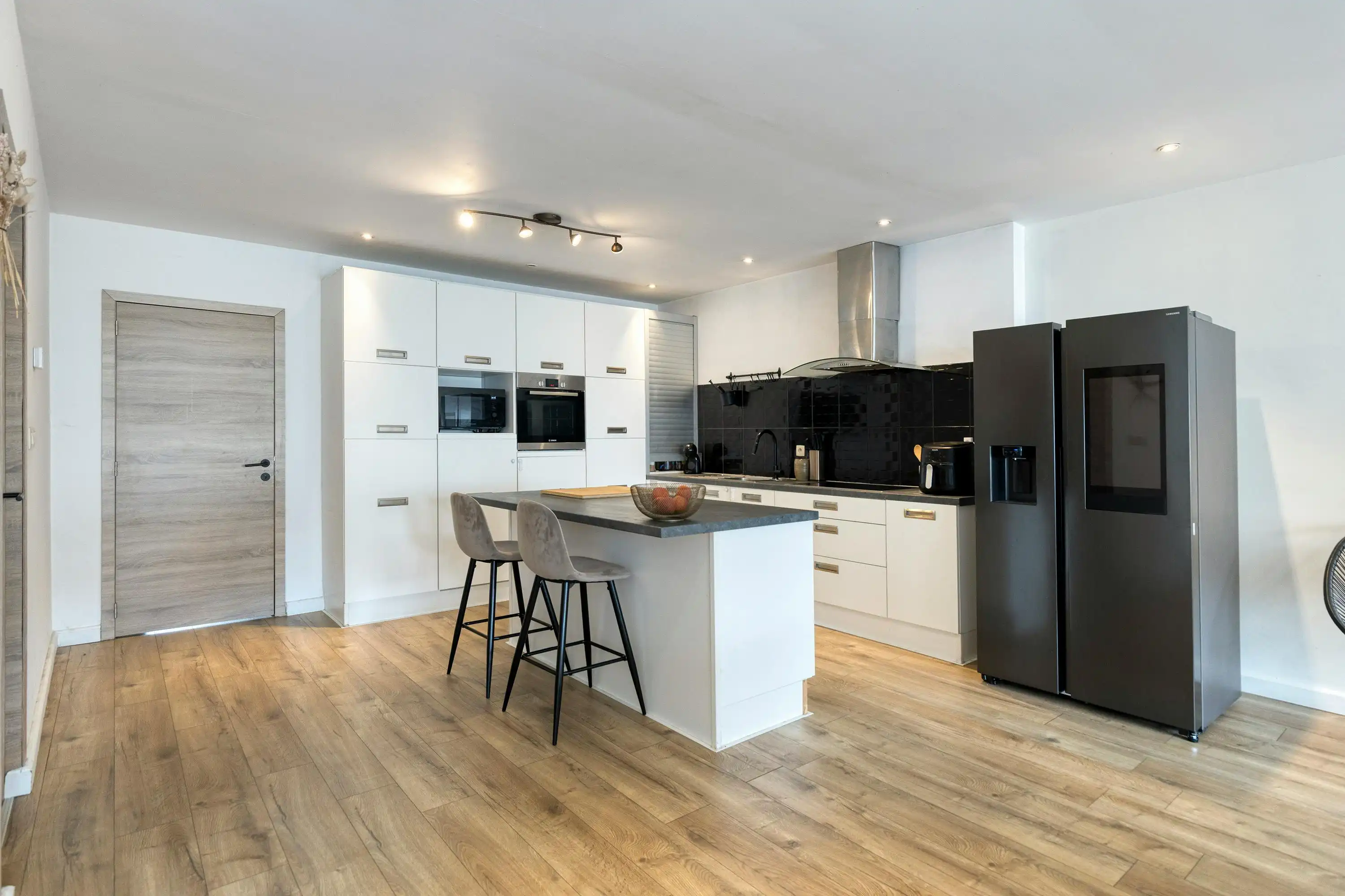 Instapklaar huis met drie slaapkamers, 2 badkamers en tuin! foto 7