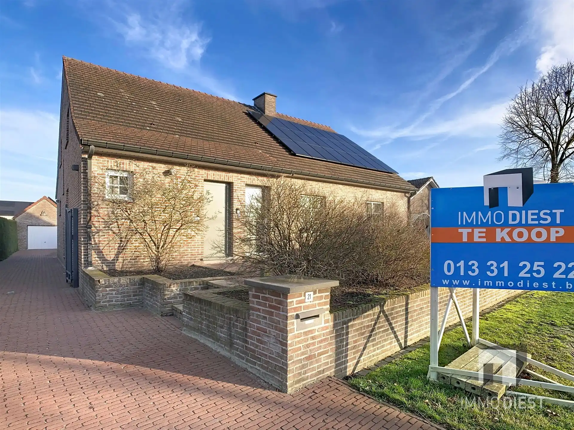 Energiezuinige en prima onderhouden gezinswoning met 4/5 slaapkamers en zwembad op 10 are. foto 54