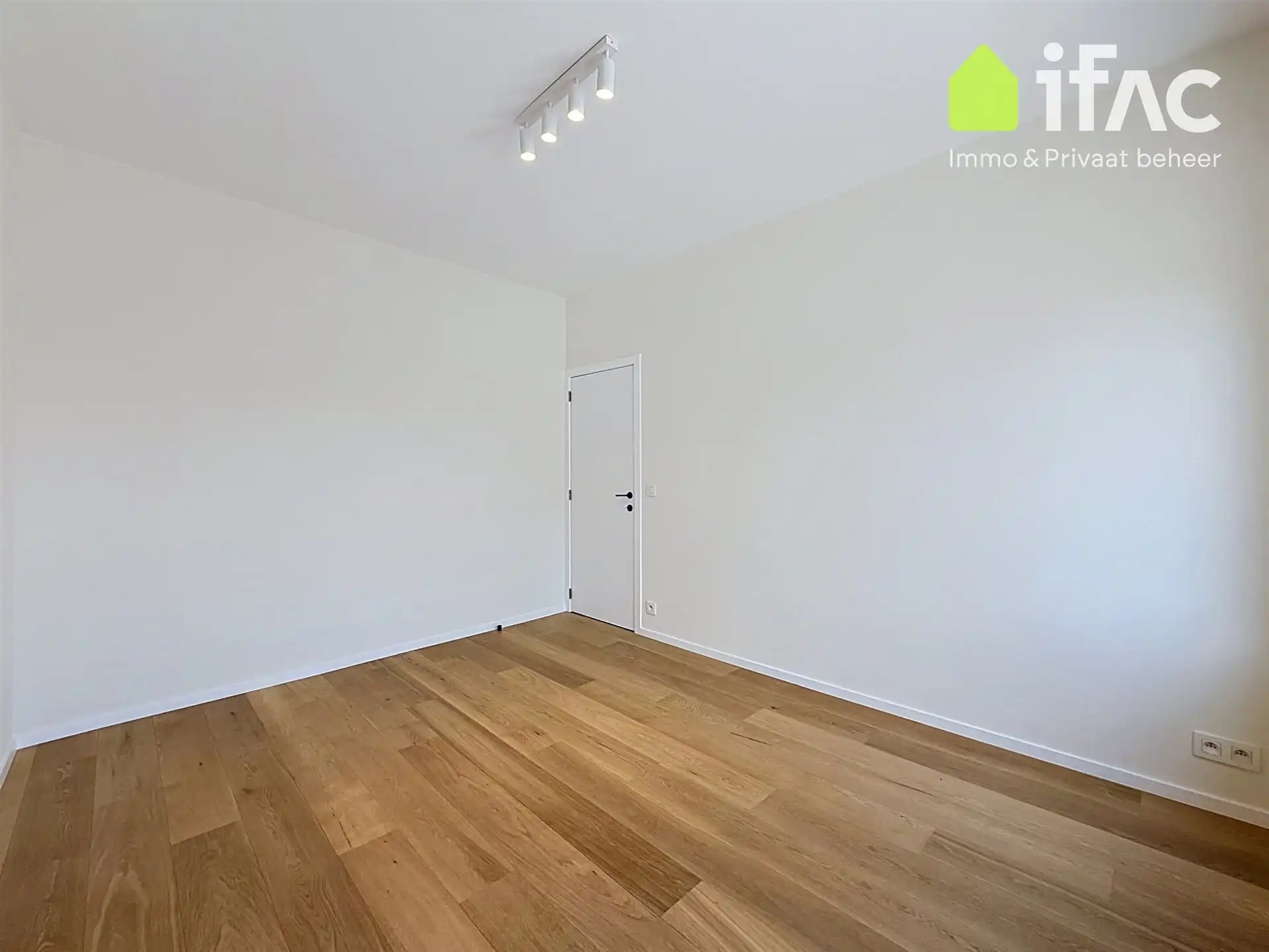 Lichtrijke gerenoveerde rijwoning met zonnig terras foto 10