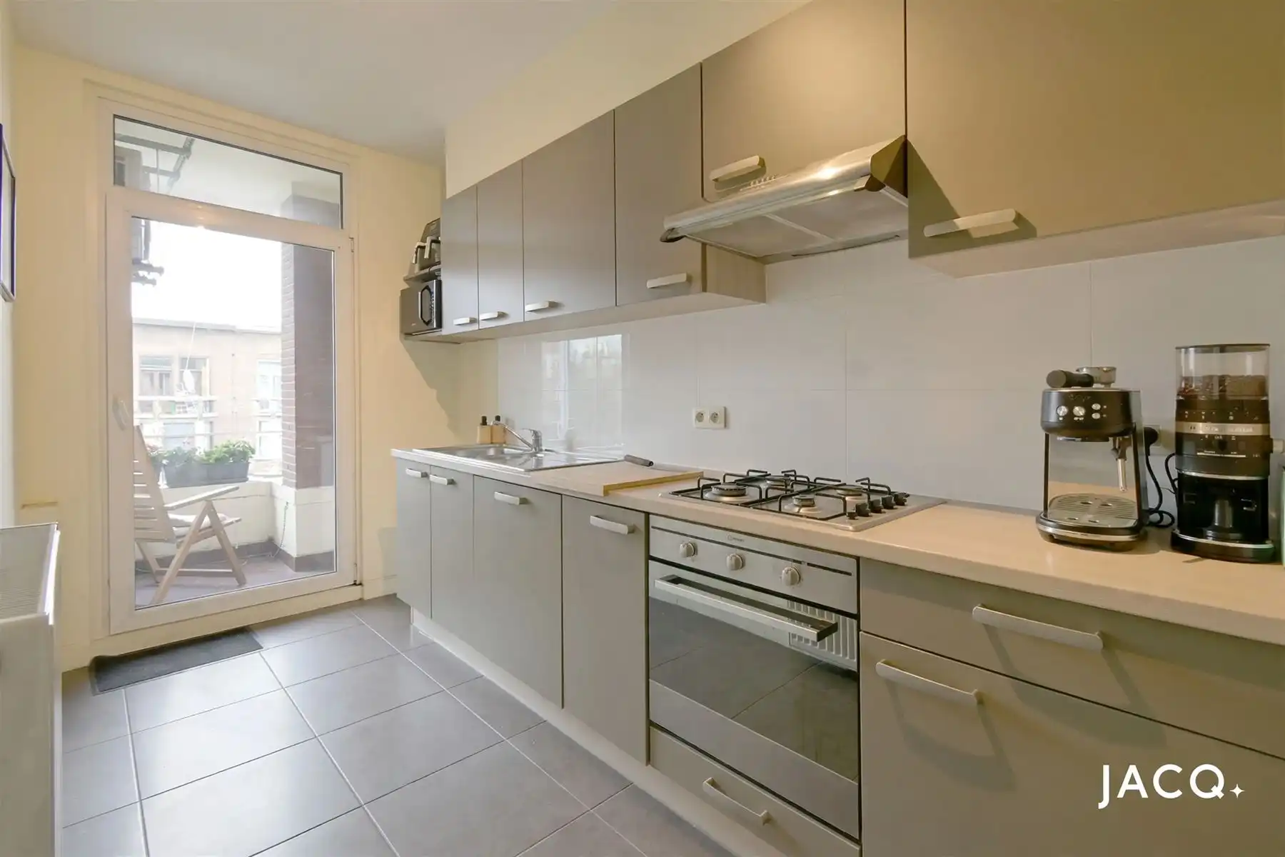 Gerenoveerd appartement met 2 slaapkamers te Merksem! foto 5