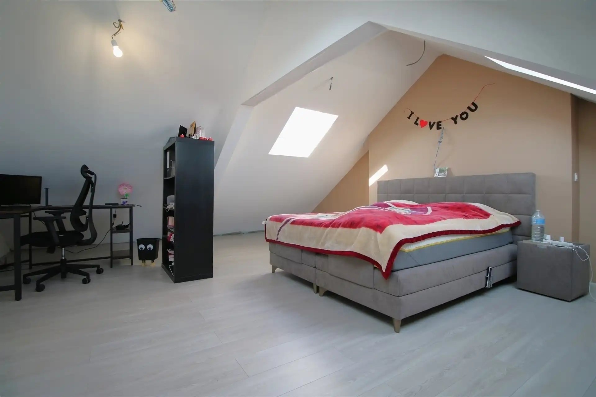 Gerenoveerde woning met 4 slaapkamers foto 23