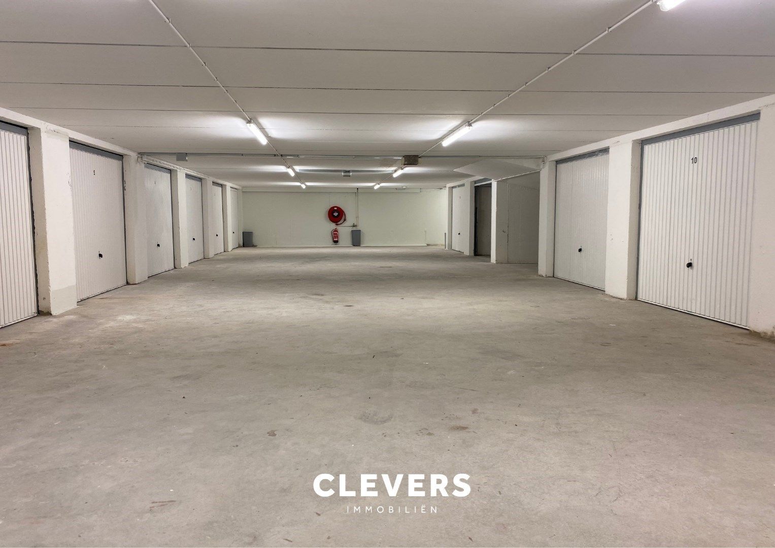 Grote garagebox voor 2 wagens gelegen in klein garagecomplex foto 3
