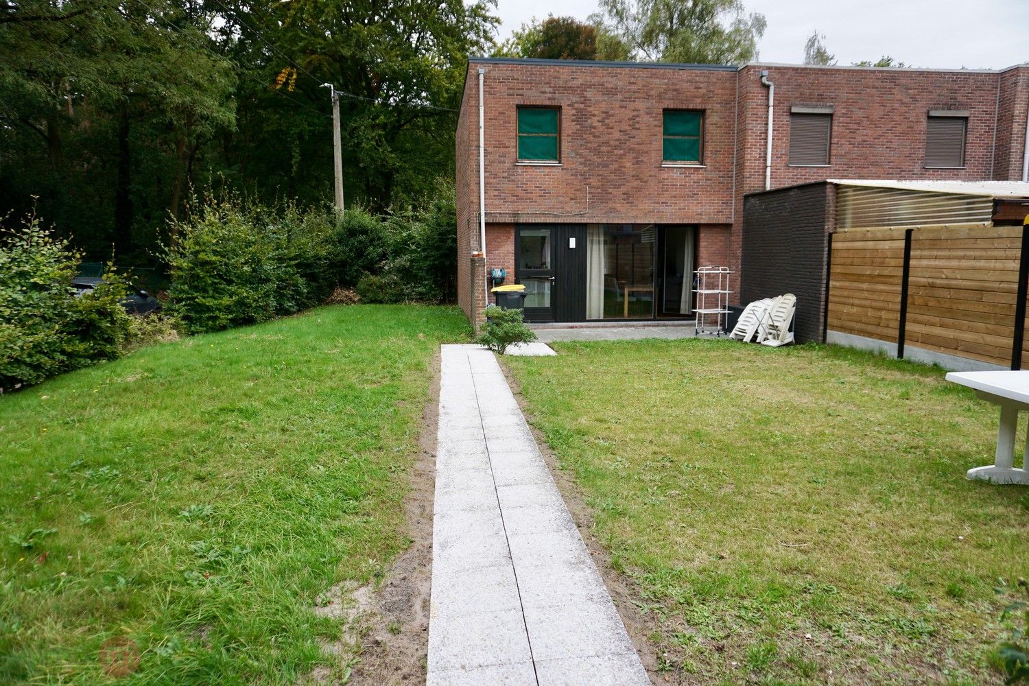 Volledig gerenoveerde half-open bebouwing met grote tuin, 3 slaapkamers en garage. foto 25