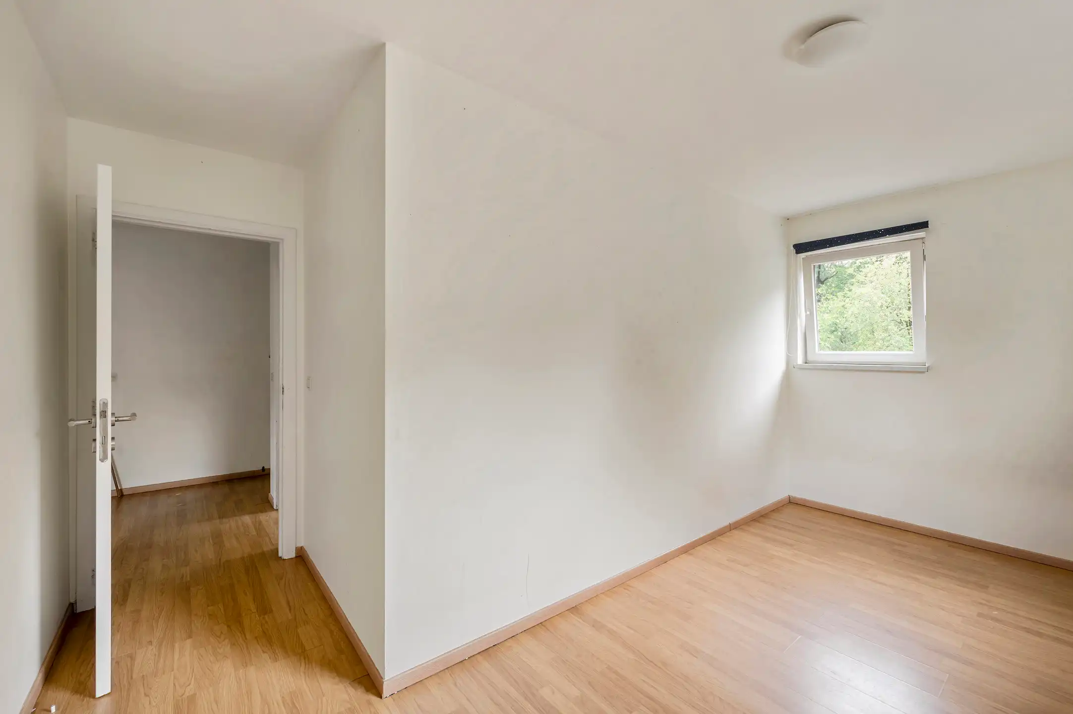Ruime en lichtrijke gezinswoning met 3 slaapkamers, dressing bureau en aangename tuin foto 22