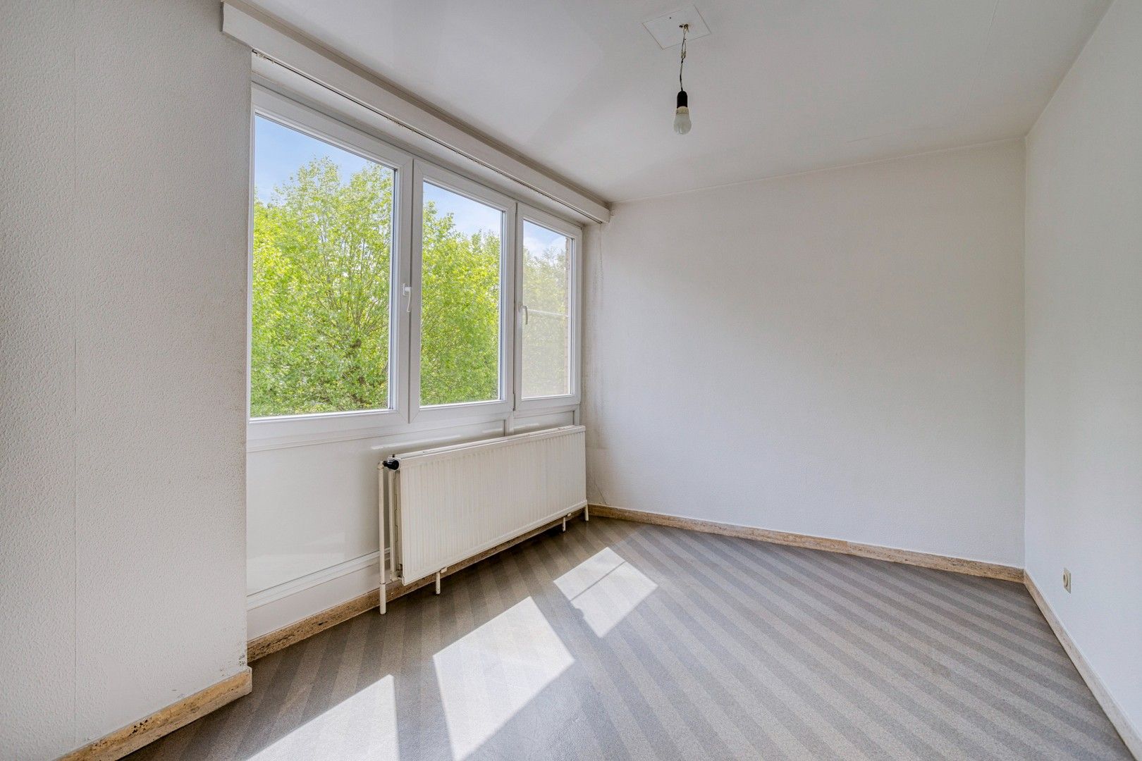 Op te frissen woning met kantoorruimte en garage te Sint-Michiels foto 18