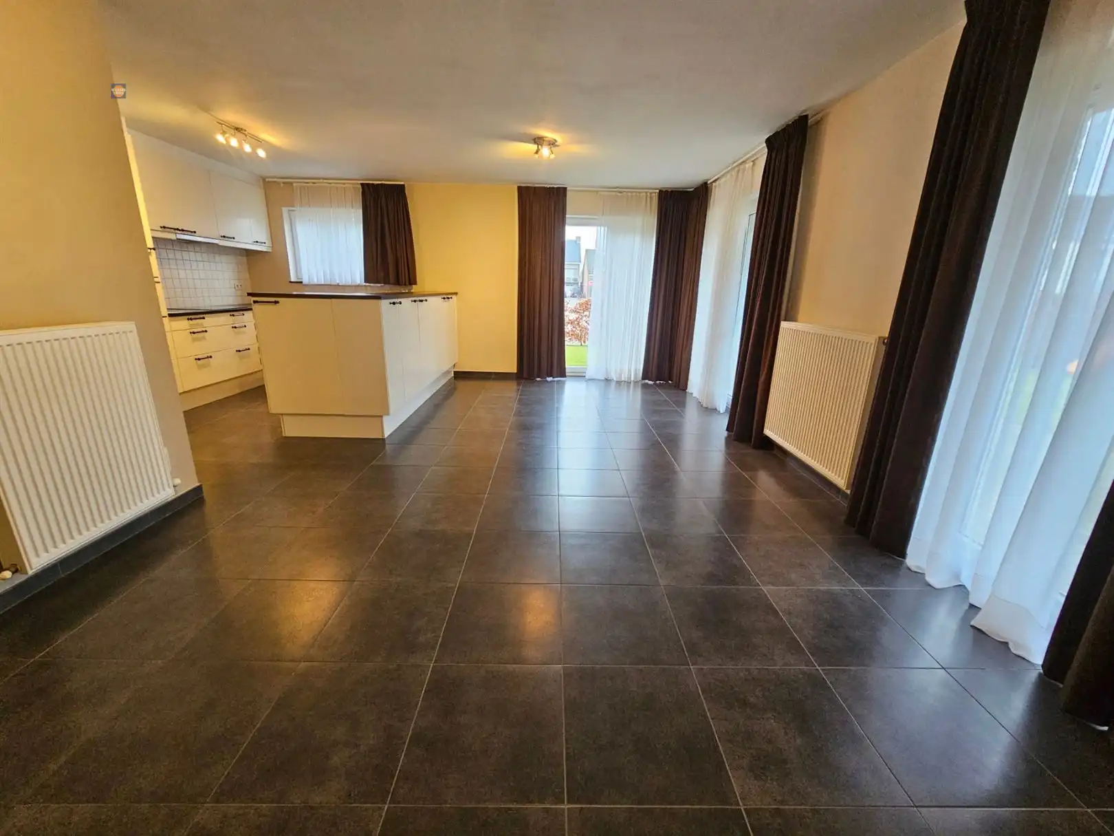 Gelijkvloers 2-slaapkamerappartement, terras en staanplaats foto {{pictureIndex}}