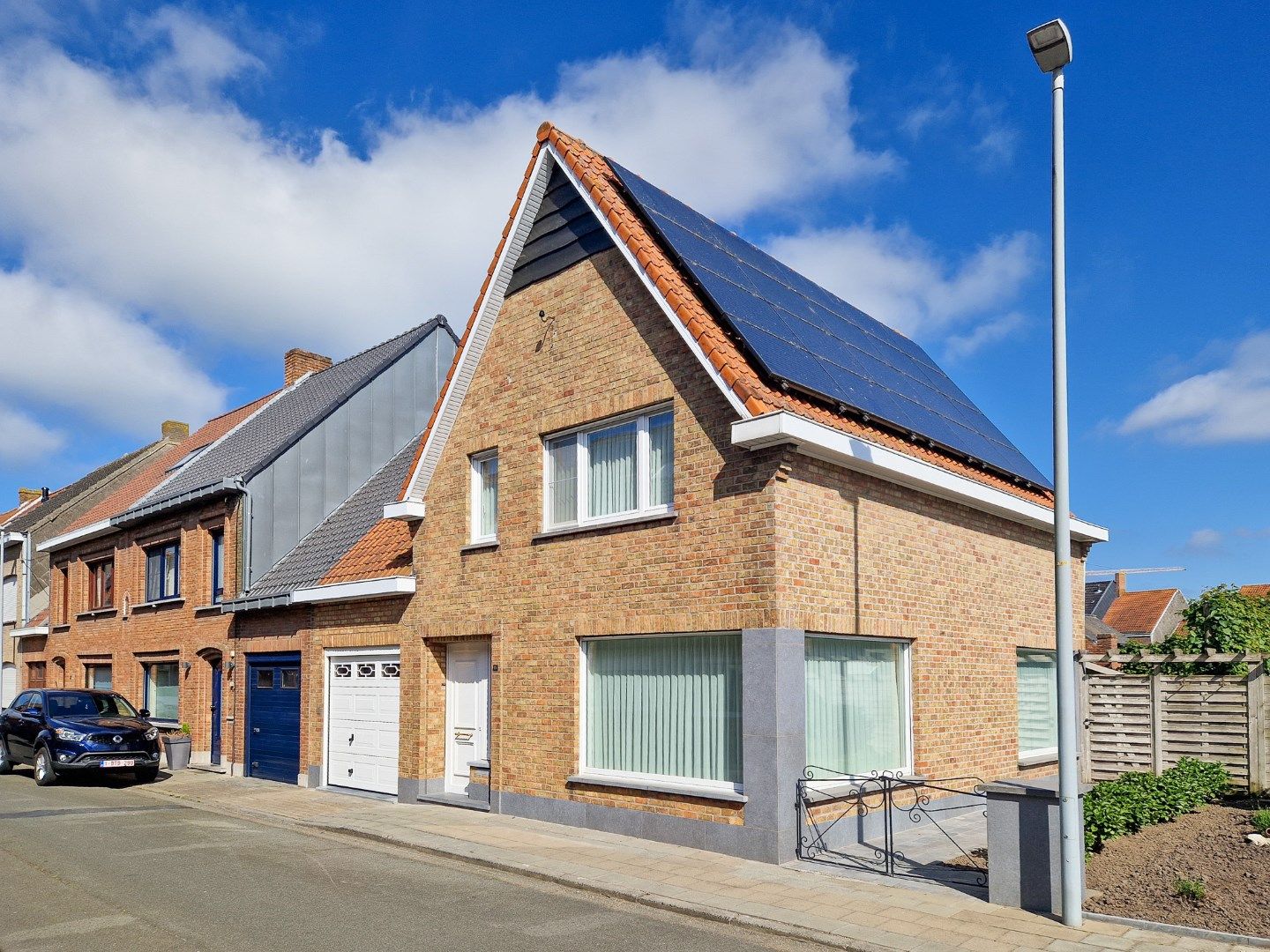 Instapklare, uitstekend onderhouden woning in hartje Oudenburg. foto {{pictureIndex}}