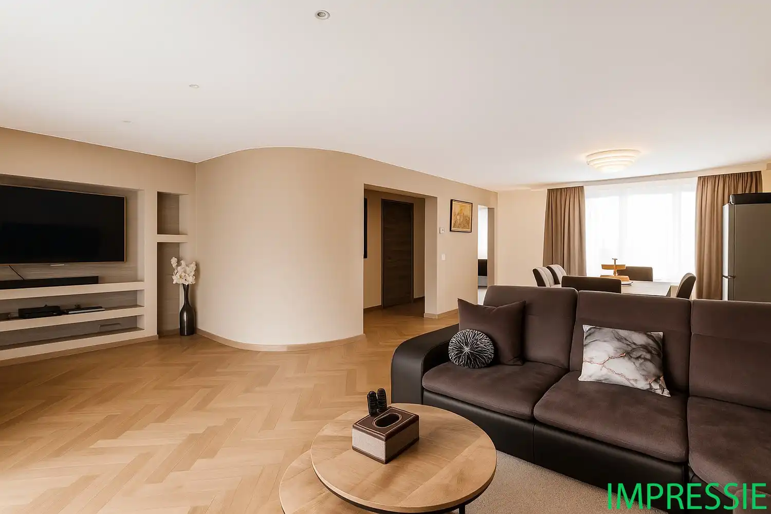 Ruime woning met studio, terras en tuin te koop in Wommelgem! foto 3