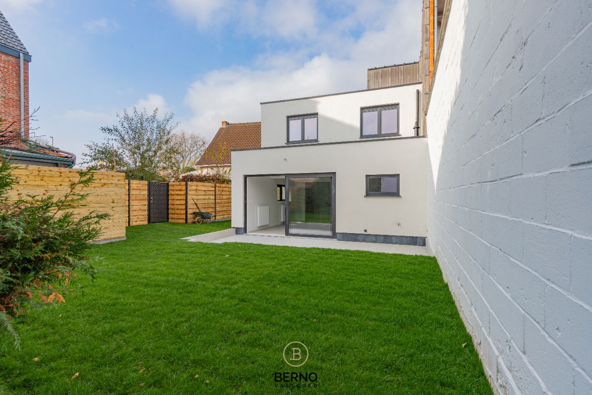 Vernieuwbouw woning met tuin foto 16