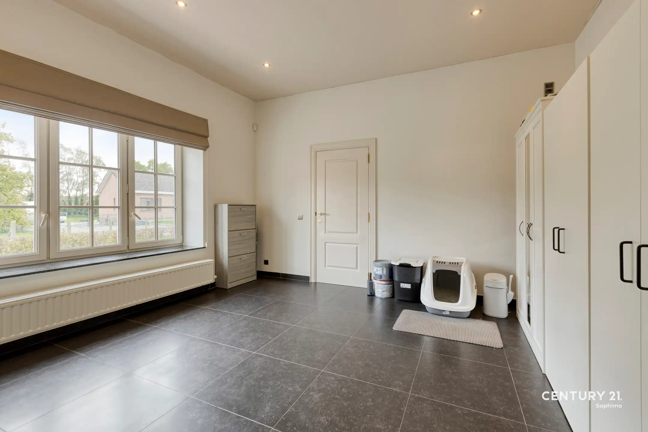 Instapklare woning met vier slaapkamers op perceel van 11a22 foto 14