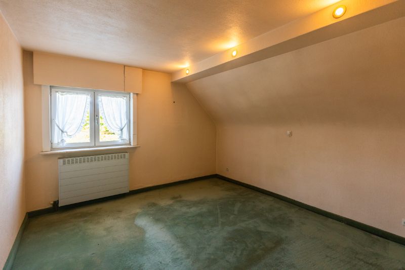Residentieel gelegen, te moderniseren villa (kant Heule) met 4 slaapkamers, bureau, oprit voor 4 auto's, grote tuin...op 880m² (energielabel D) foto 7