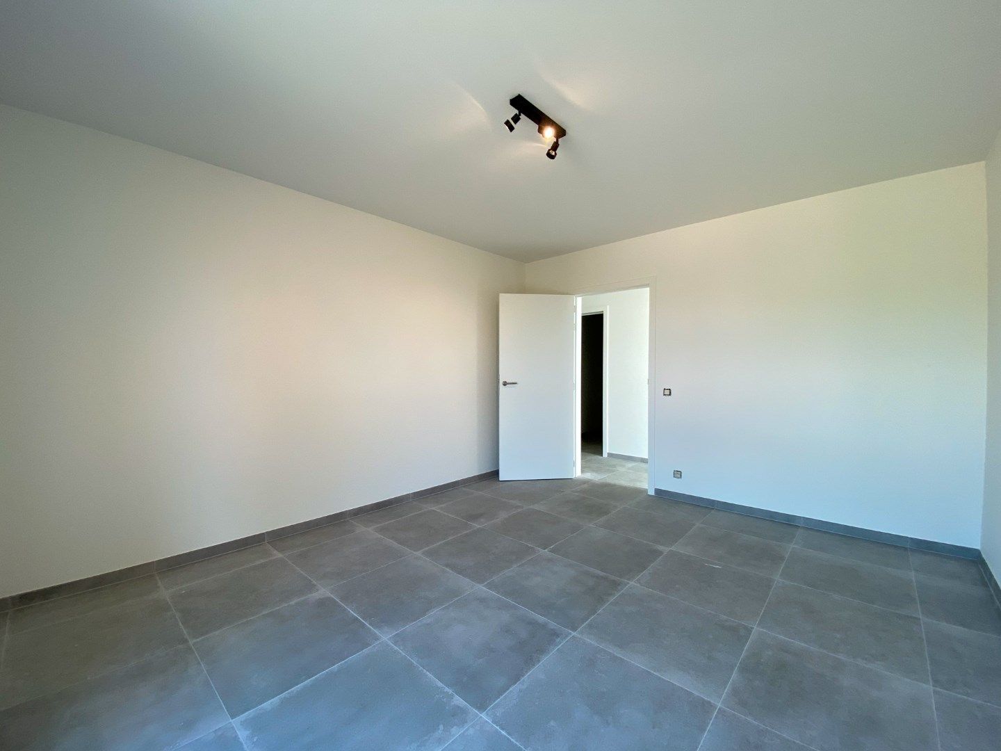 Prachtige nieuwbouwwoning met 3 slaapkamers, carport en tuin met tuinberging. foto 13