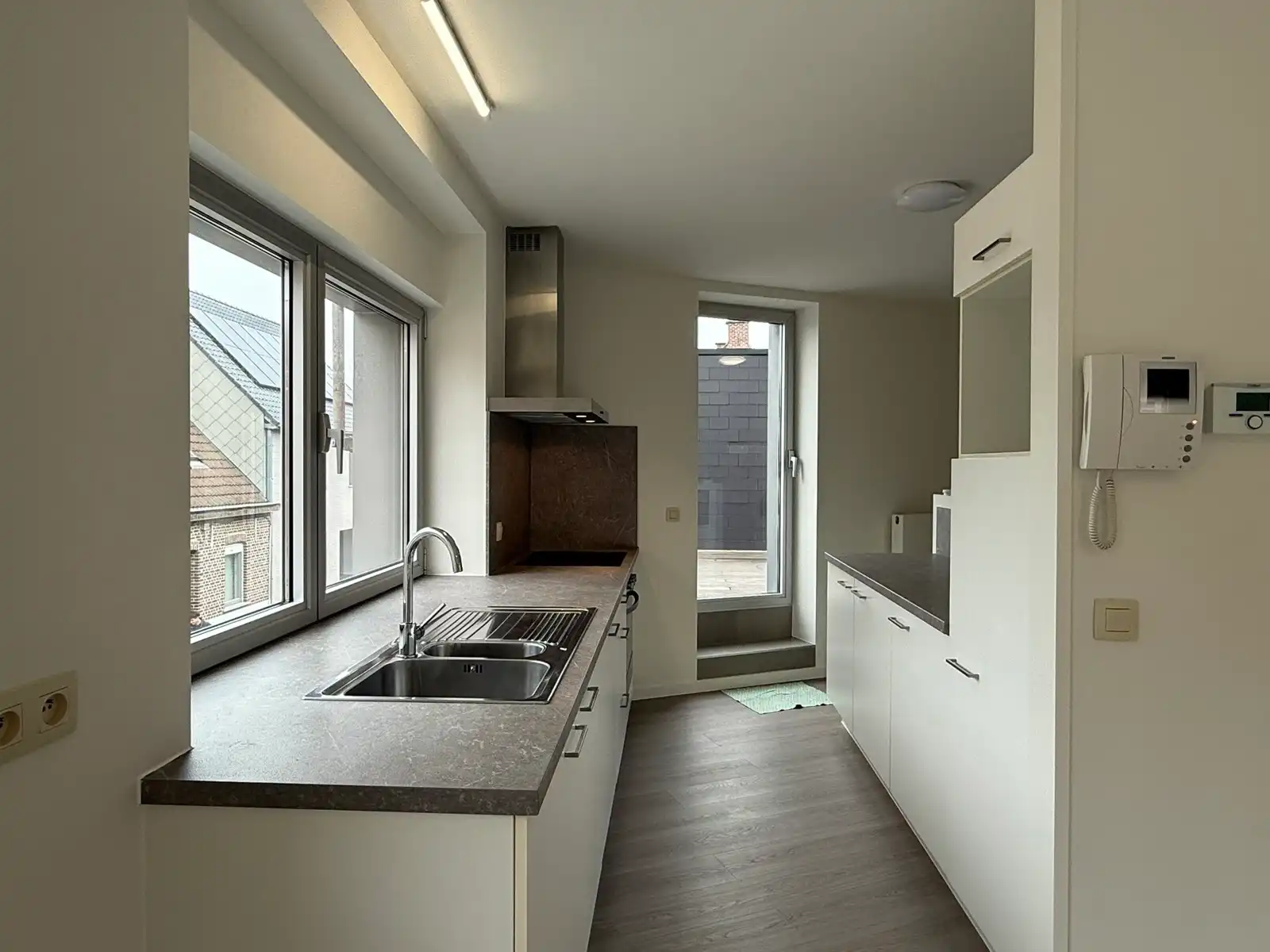 Volledig gerenoveerd, instapklaar duplex appartement met terras in het centrum van Tielt.  foto 8