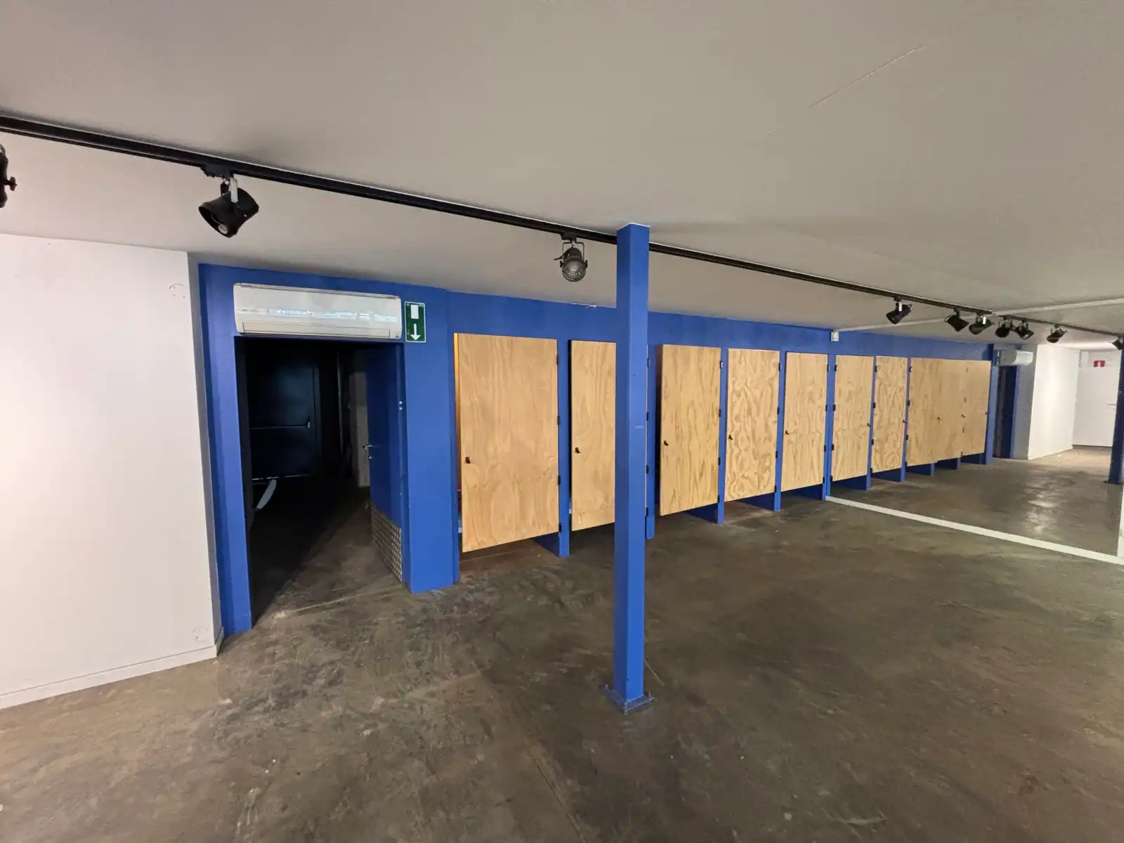 Commerciële ruimte van +- 700 m² te huur in Kuurne foto 4