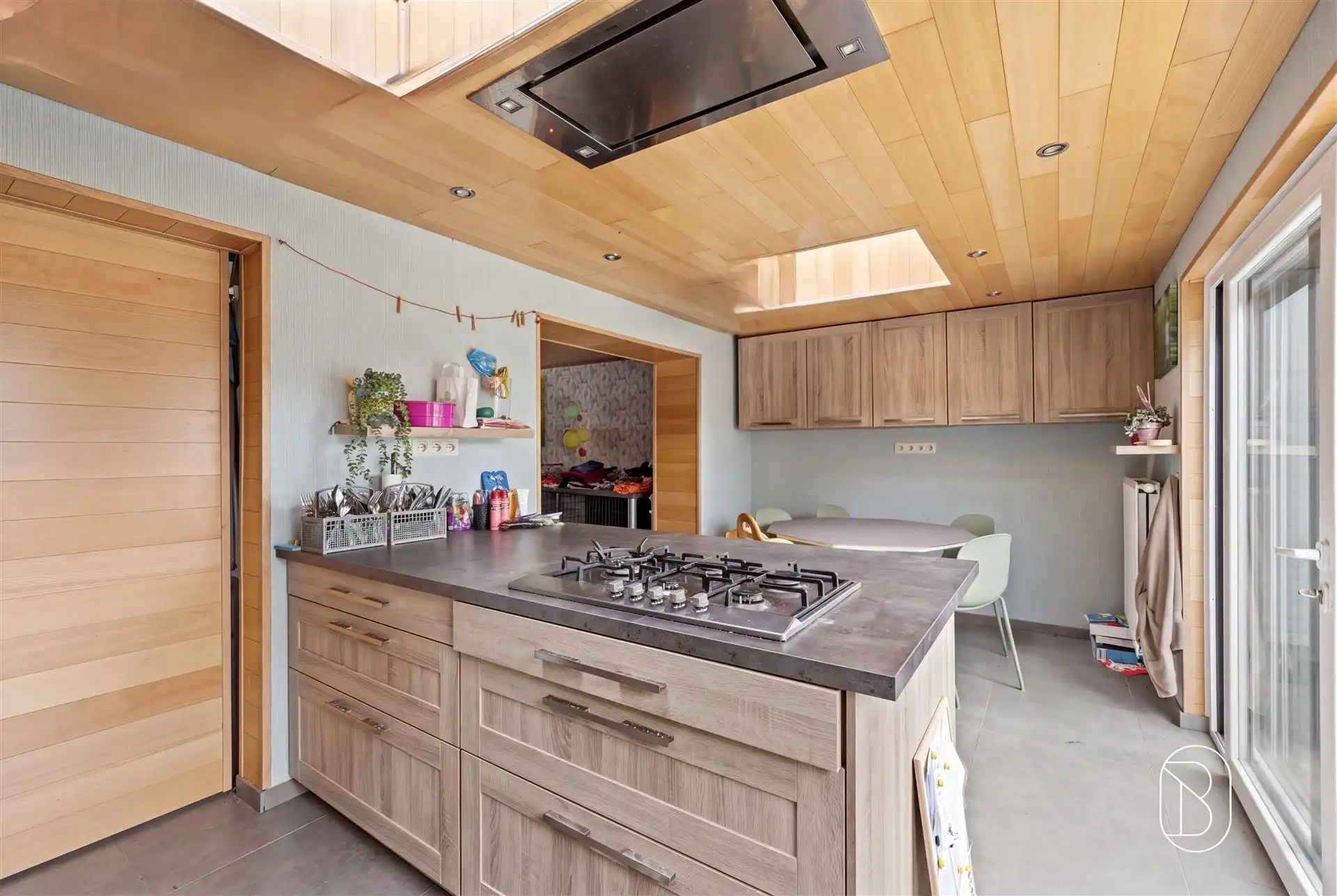 Halfopen woning met garage en tuin in Harelbeke foto 4