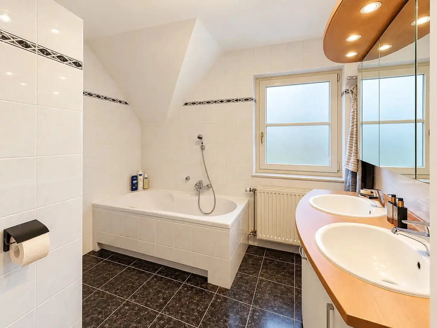 Instapklare woning met 4 slaapkamers op een mooi perceel. foto 25