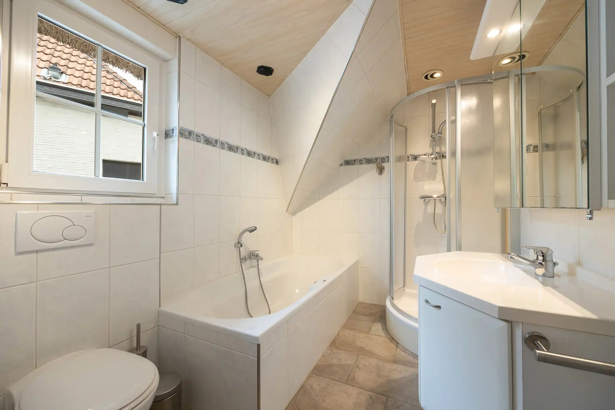 Charmante rietgedekte HOB met garage foto 25