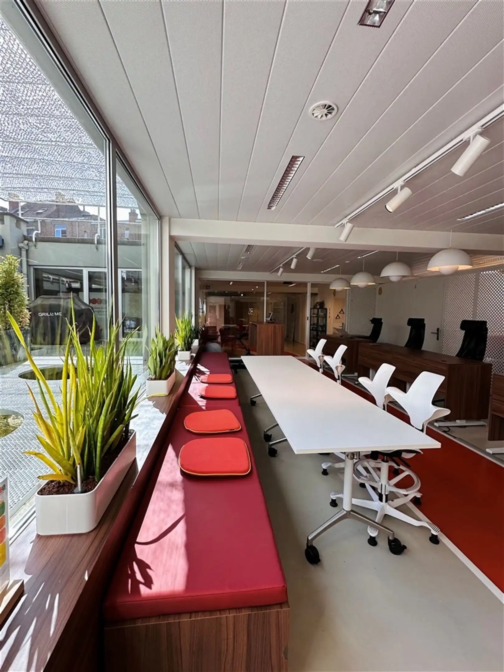 Full service kantoren met vlotte bereikbaarheid in Gent foto {{pictureIndex}}