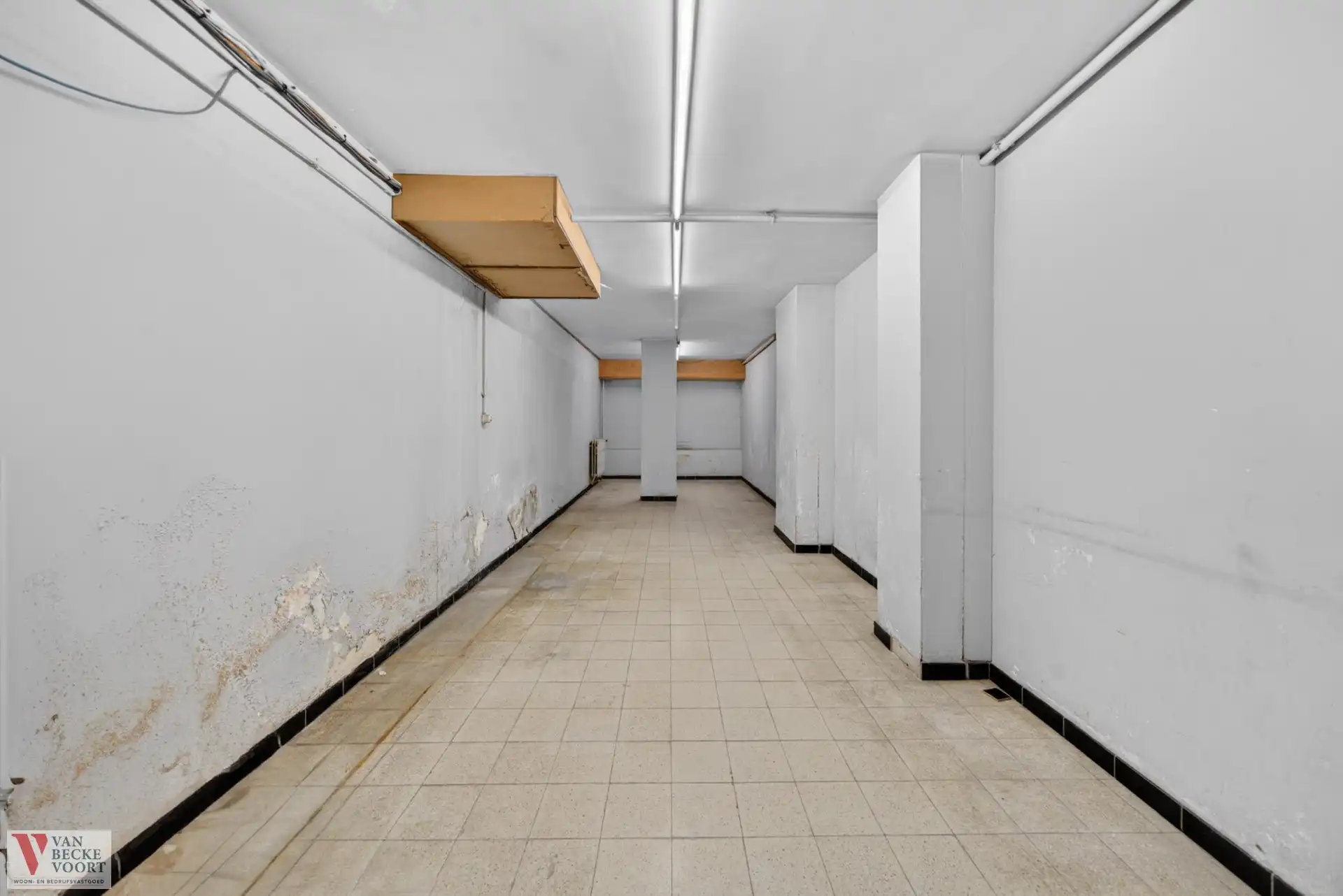 Handelsgelijkvloers 217m² + 6 autostandplaatsen foto 14