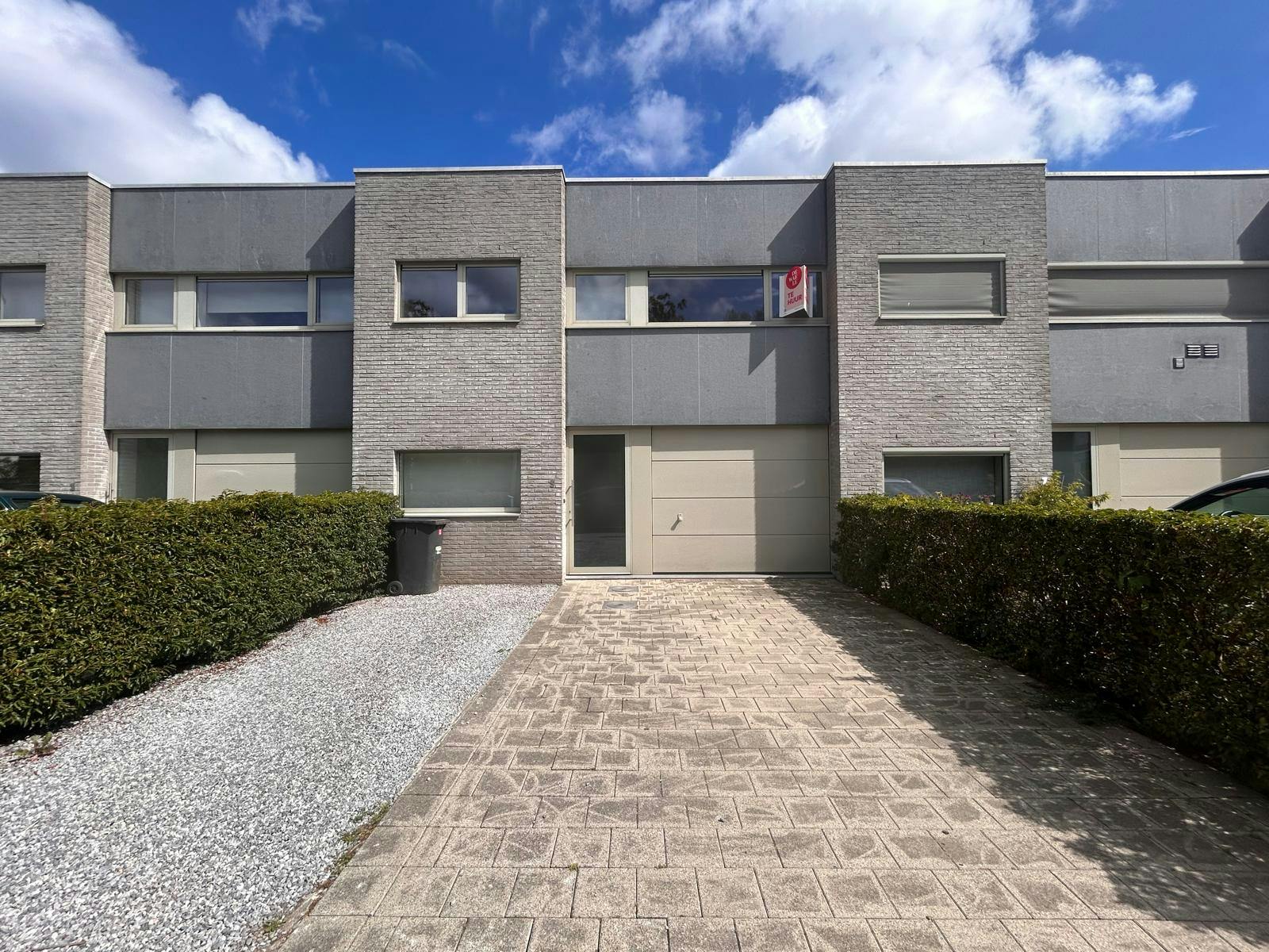 Recente woning (200m²) met 4 kamers te huur in Kortrijk foto {{pictureIndex}}