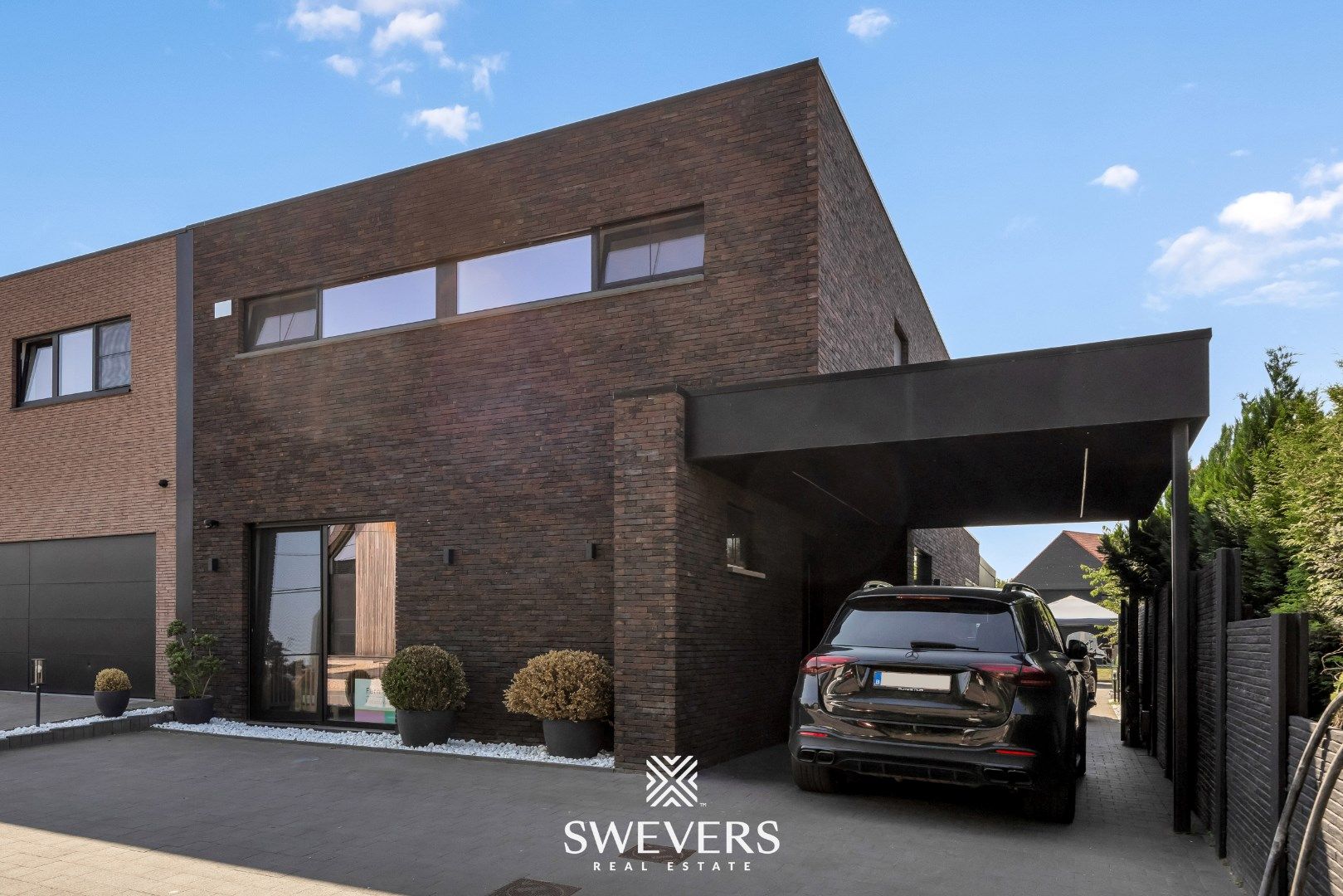 Stijlvol wonen op een ruim perceel met 4 slaapkamers en topafwerking foto {{pictureIndex}}