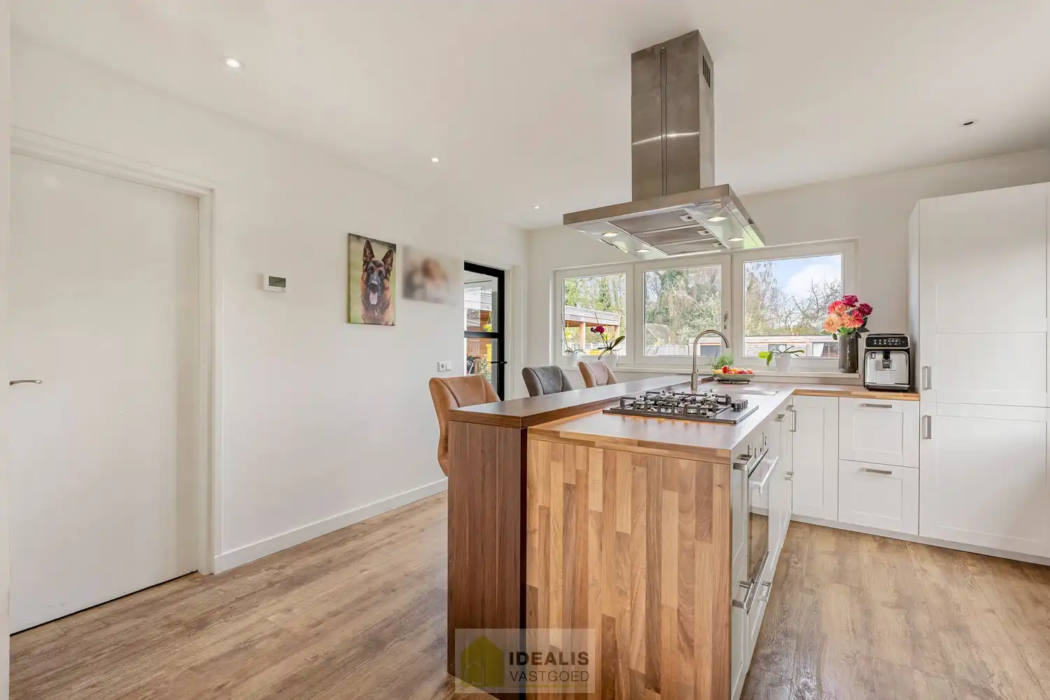 Recent gerenoveerde en perfect onderhouden eengezinswoning met lichtrijke leefruimte, praktisch uitgeruste keuken, 3 slaapkamers, knappe badkamer en knap bijgebouw! foto 17