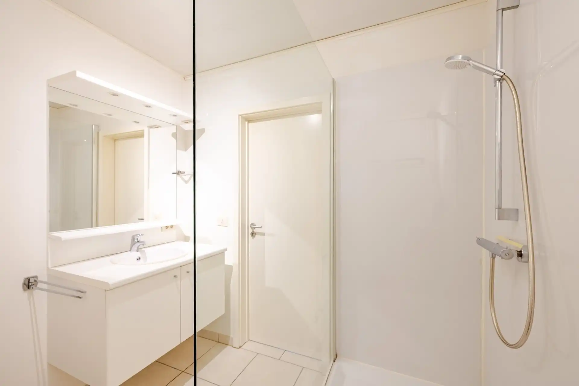 Energiezuinig 2 slaapkamer appartement met 2 staanplaatsen in Wetteren centrum foto 18
