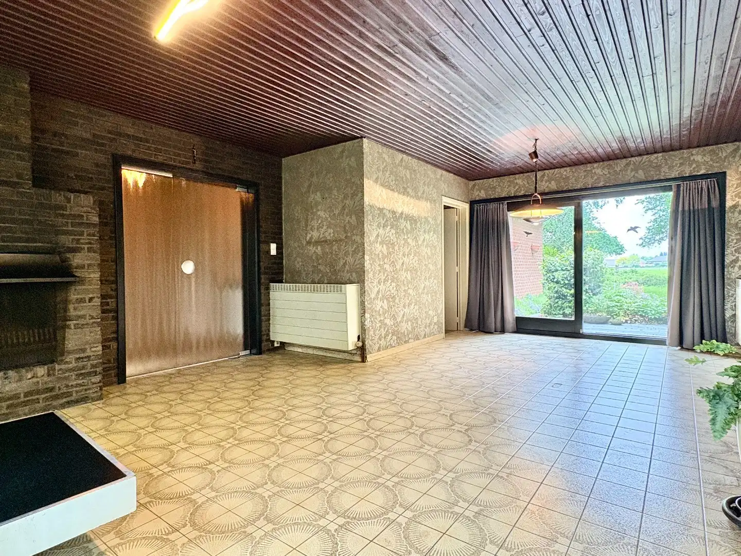 Te renoveren gelijkvloerse villa op 954 m² met landelijke verzichten te Bavikhove. foto 2