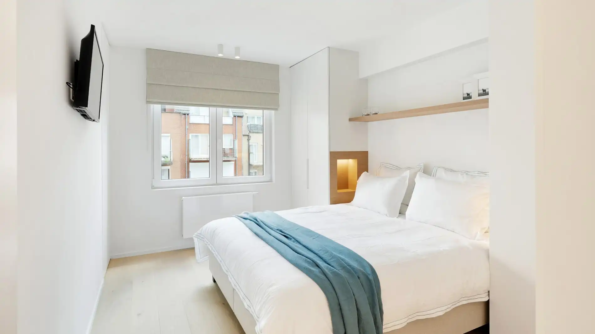 Centraal gelegen, volledig gerenoveerd appartement met drie slaapkamers. foto 13