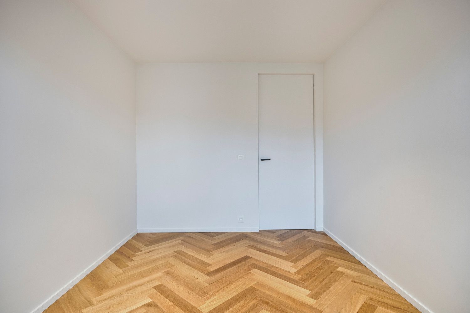 Volledig vernieuwd APP (110m2) met 2 slks, bureau, ruim terras en inpandige parkeerplaats! foto 10