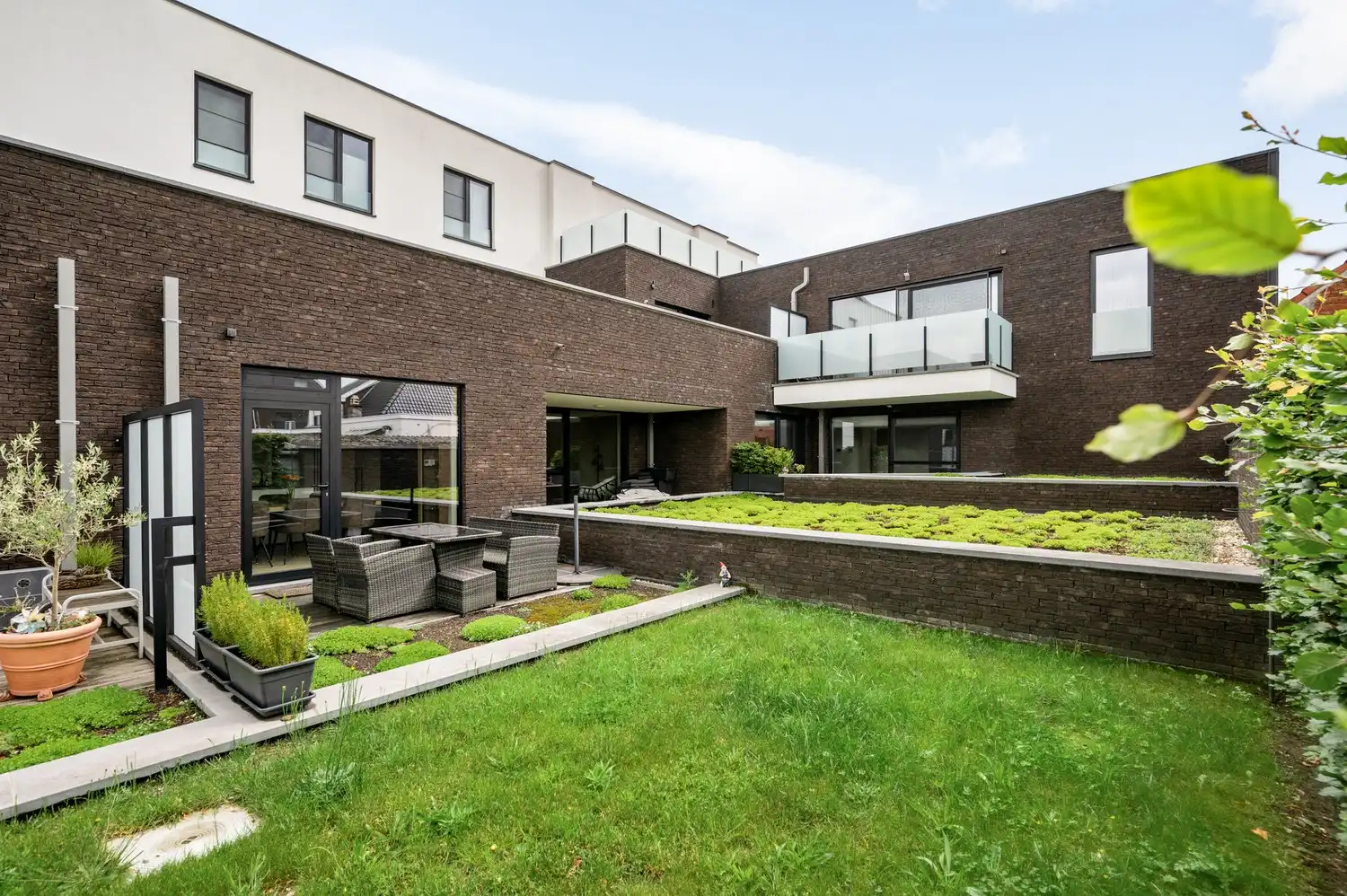 Gelijkvloers energiezuinig app. met 2 slpkrs, 2 terrassen en garagebox foto 16