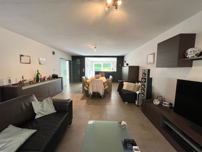 CENTRAAL GELEGEN GELIJKVLOERSAPPARTEMENT MET TWEE SLAAPKAMERS EN GARAGE TE HUUR foto 3