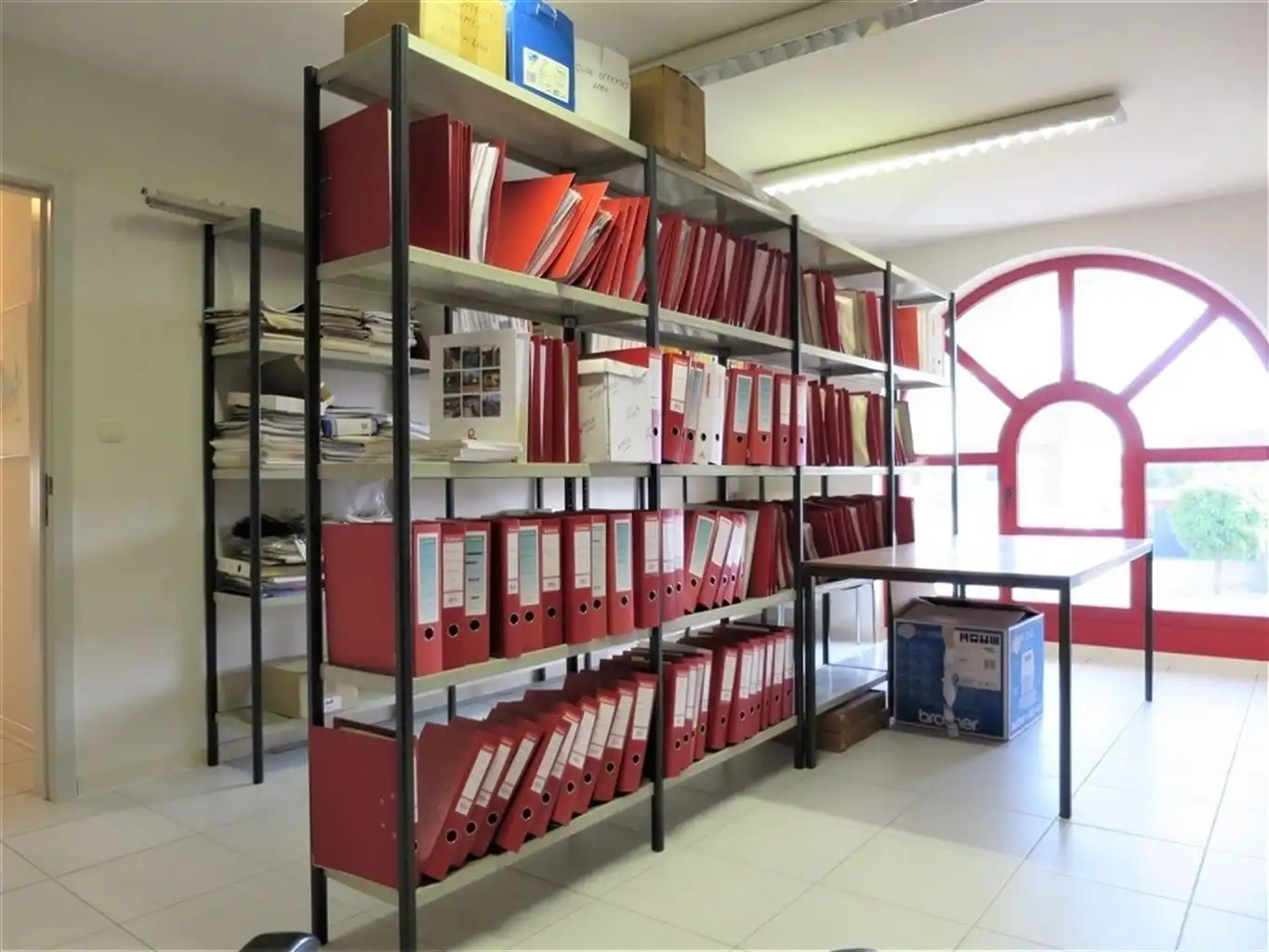 Gelijkvloerse handels/kantoorruimte,veel parkeergelegenheid. foto 12