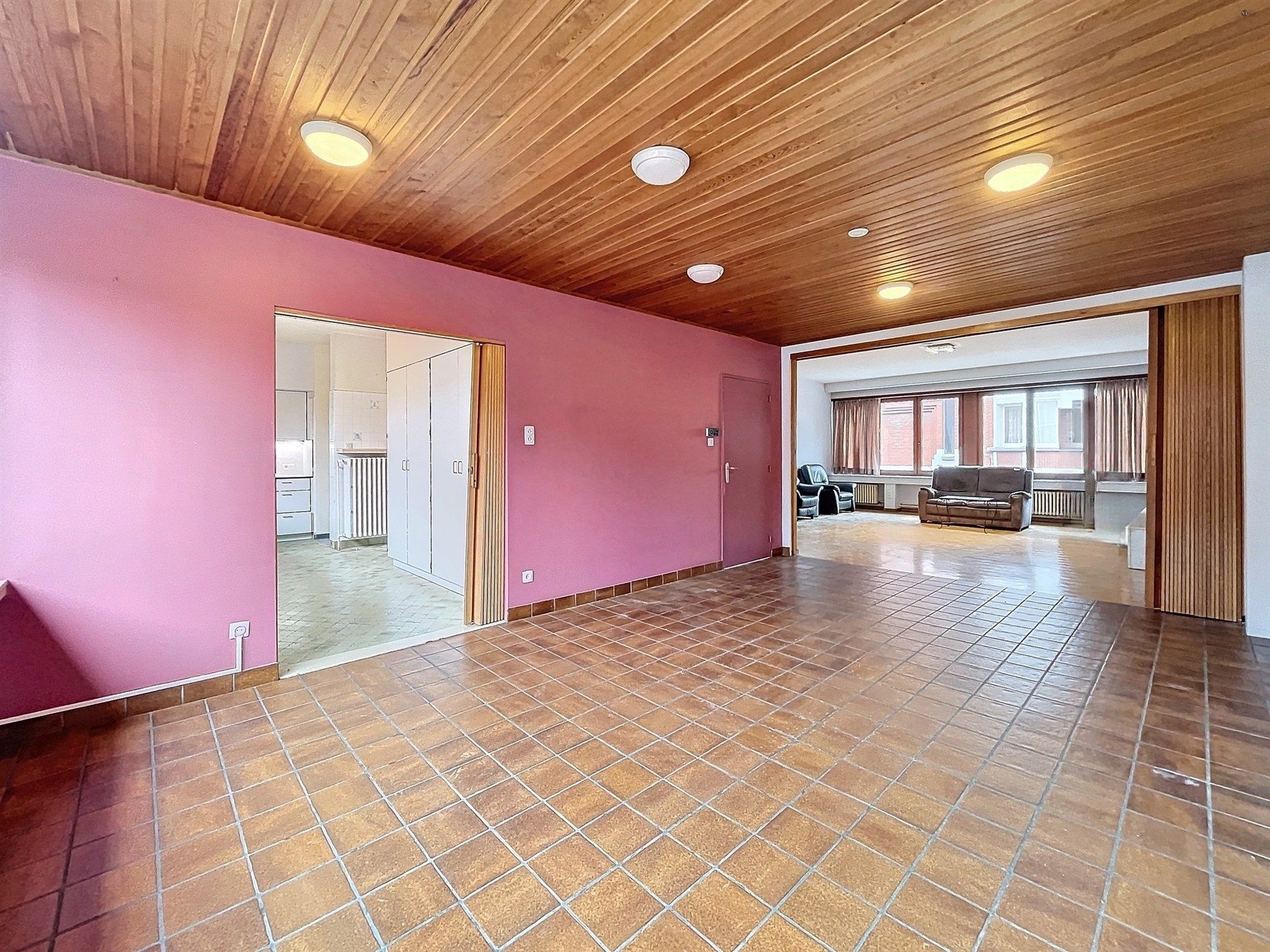 Riant huis (426m²) met 6 slaapkamers en dubbele garage nabij het centrum. foto 6