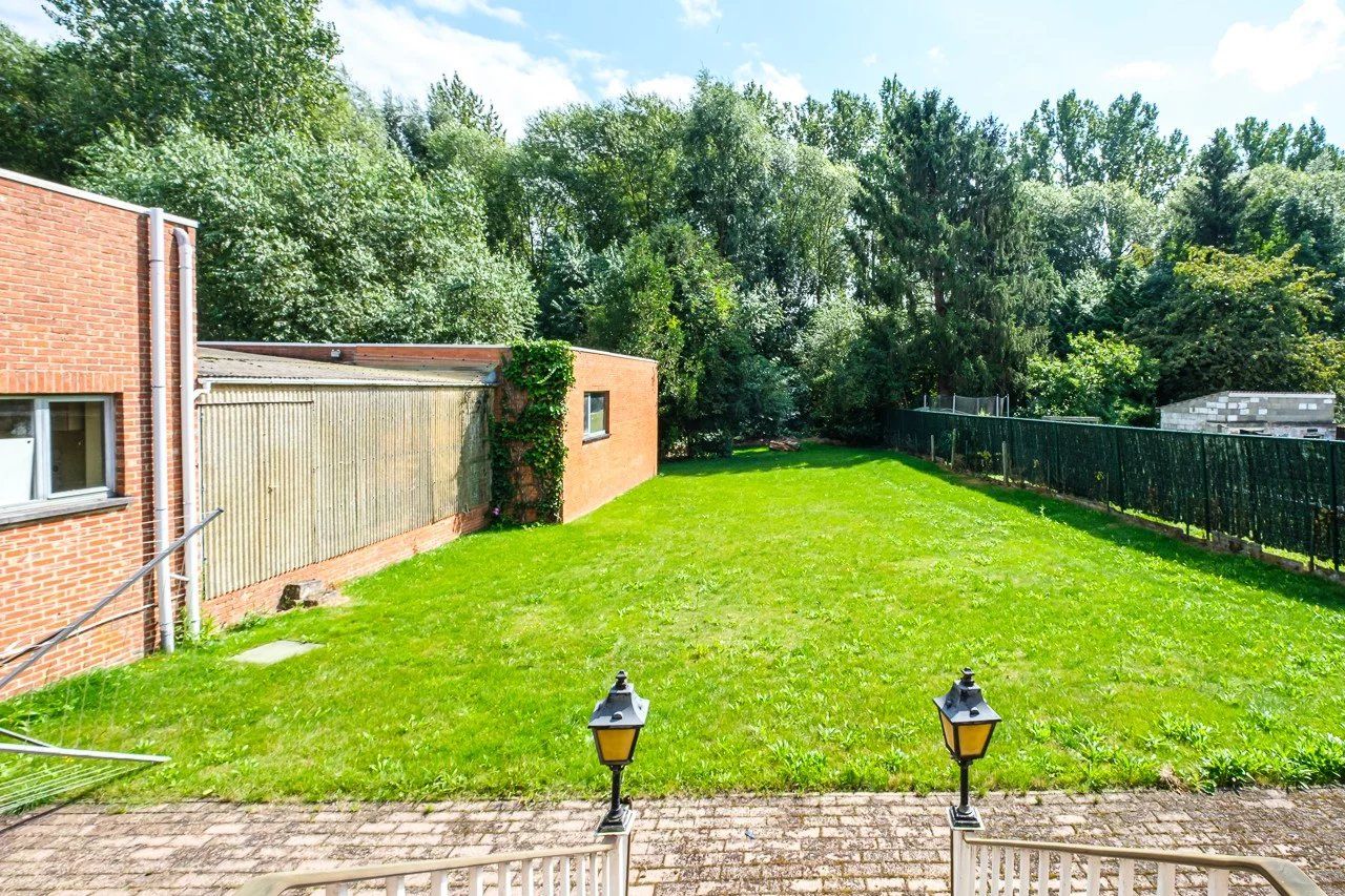 Ruime, op te knappen villa met handelsruimte foto 33