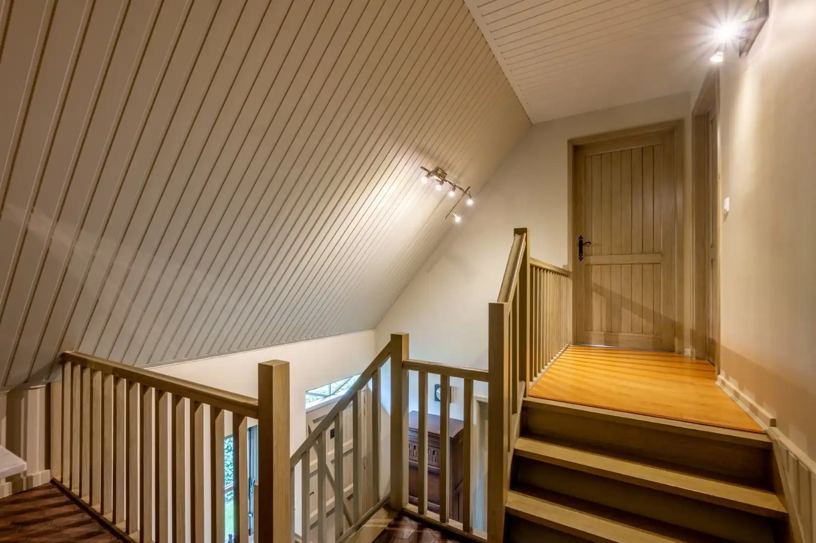 Villa met 3 kamers, 20 zonnepanelen en een dubbele garage op 800 m² foto 18