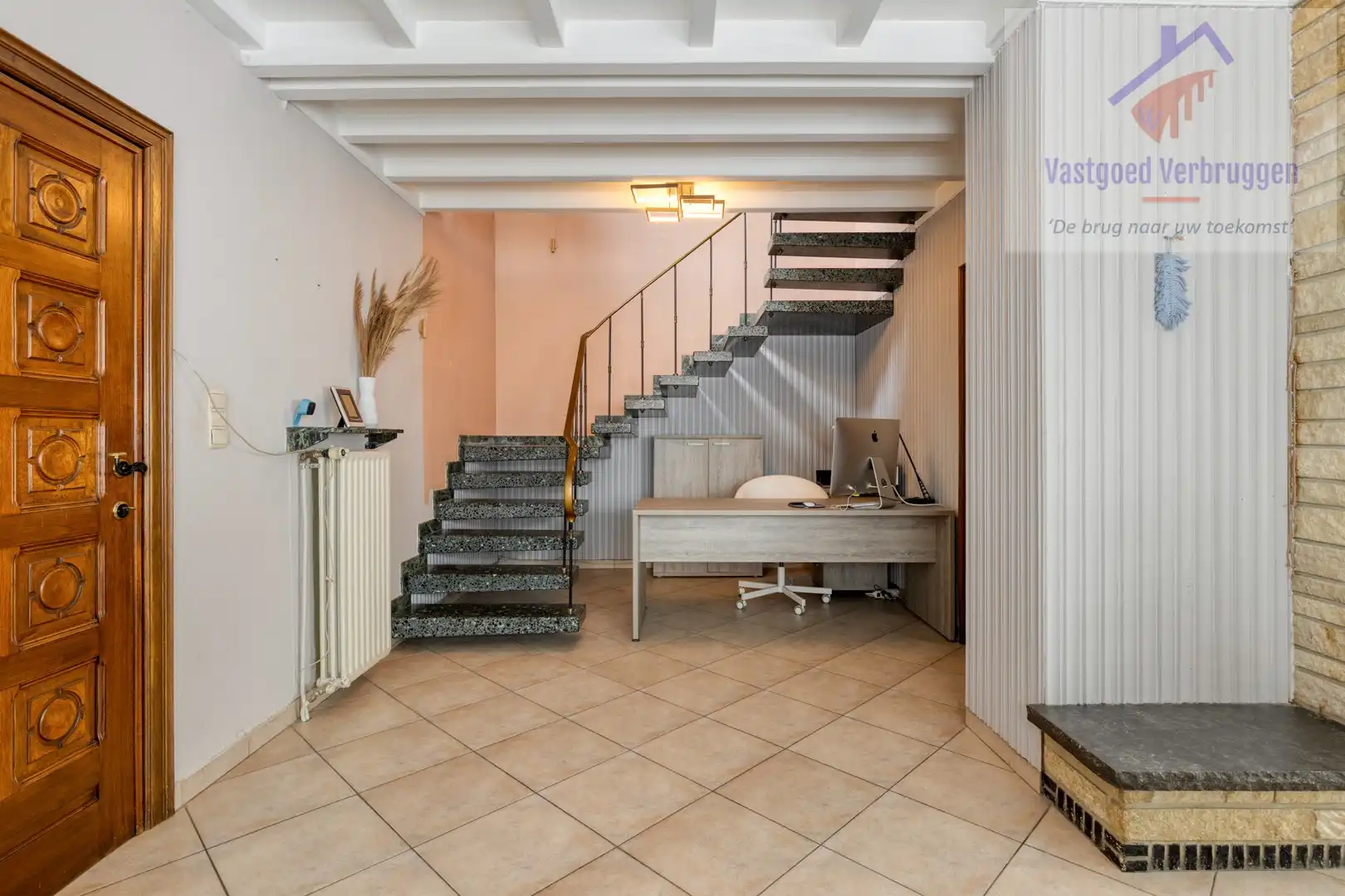 Ruime woning met dubbele loods foto 5