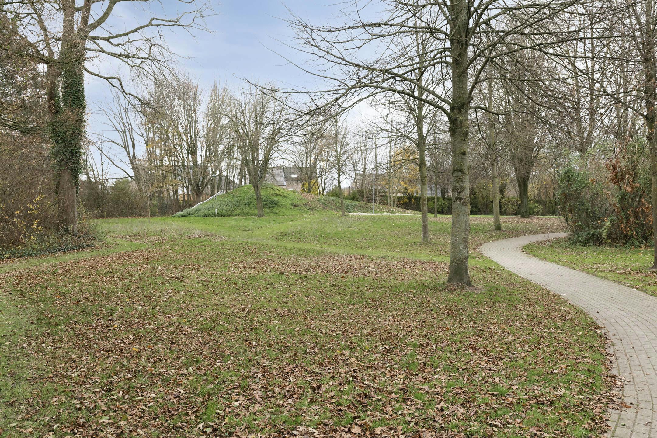 Mooie villa met schitterende tuin in residentiële woonwijk foto 40