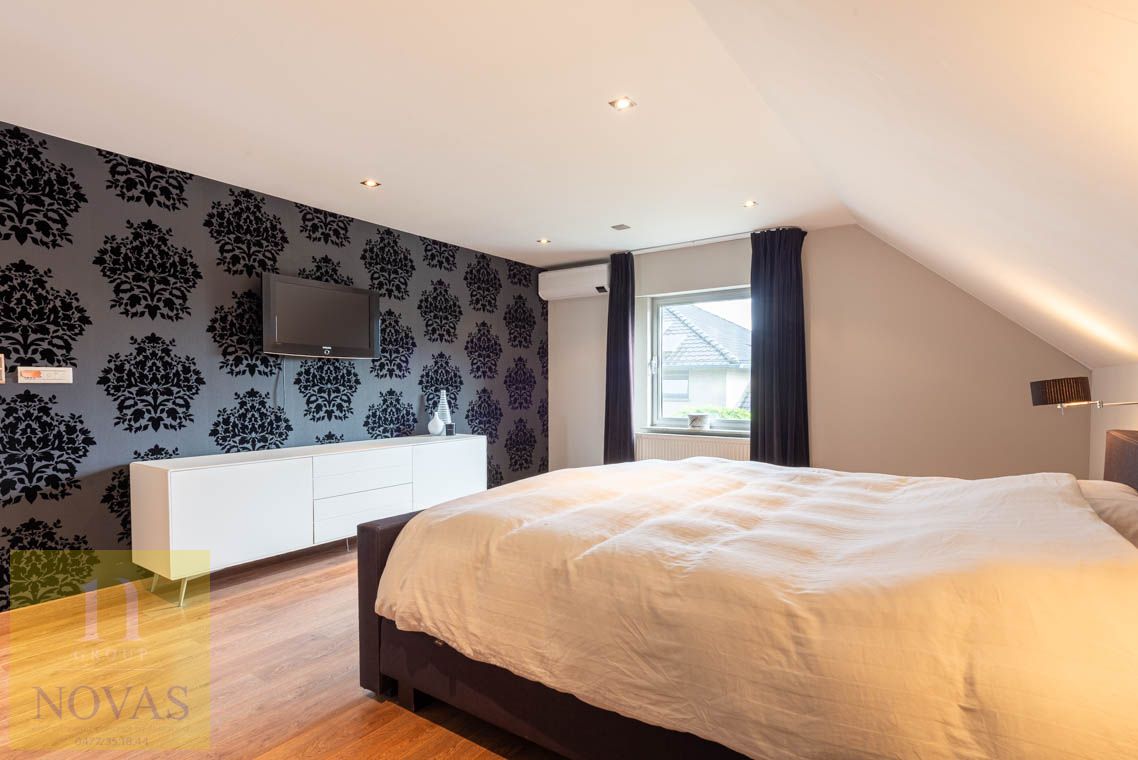 Ruime instapklare woning met 4 tot 5 slaapkamers, zonnepanelen, airco, inpandige garage en buitenstaanplaatsen foto 18