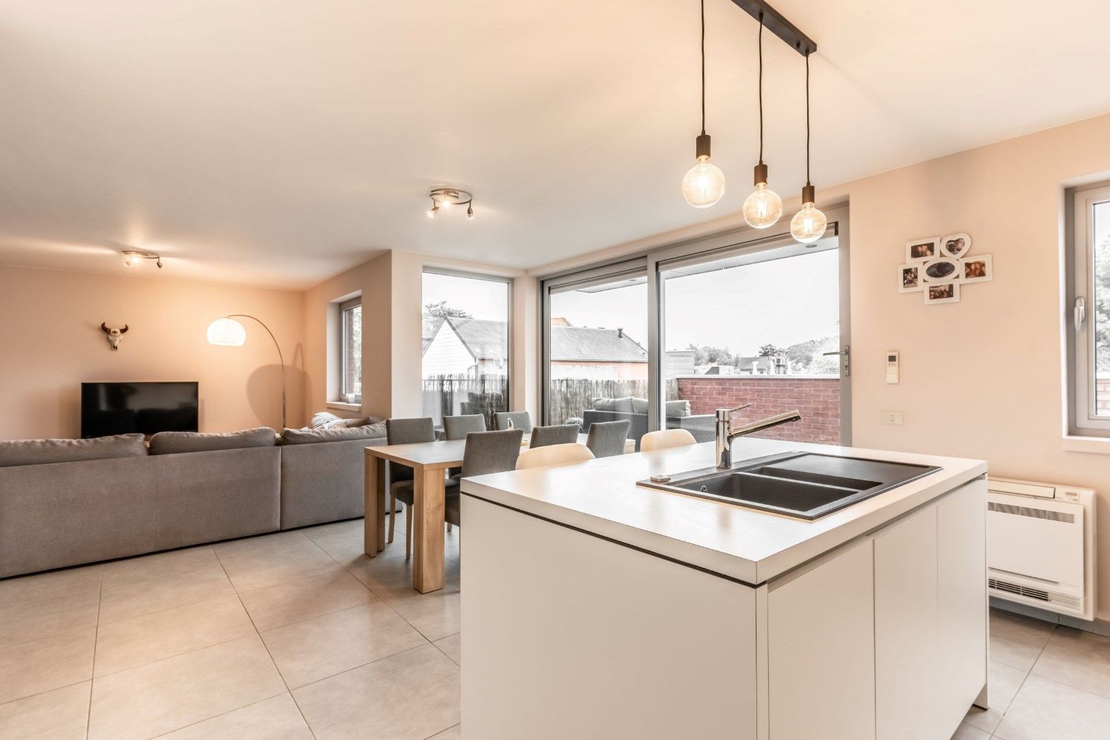 Gezellig en recent appartement op centrale ligging te Varsenare foto 2