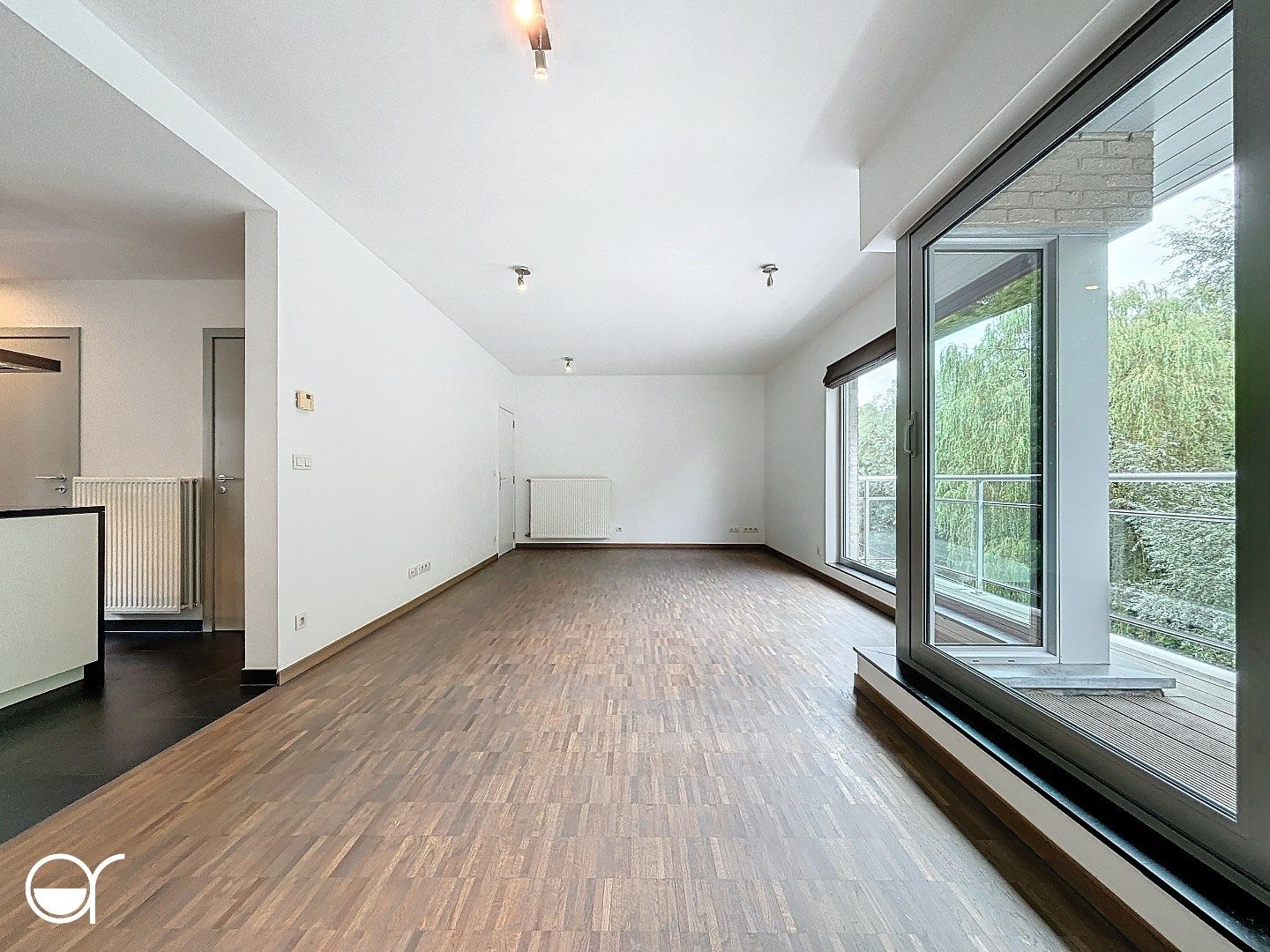 Tweeslaapkamerappartement met ruim terras en zicht op water en groen foto 2